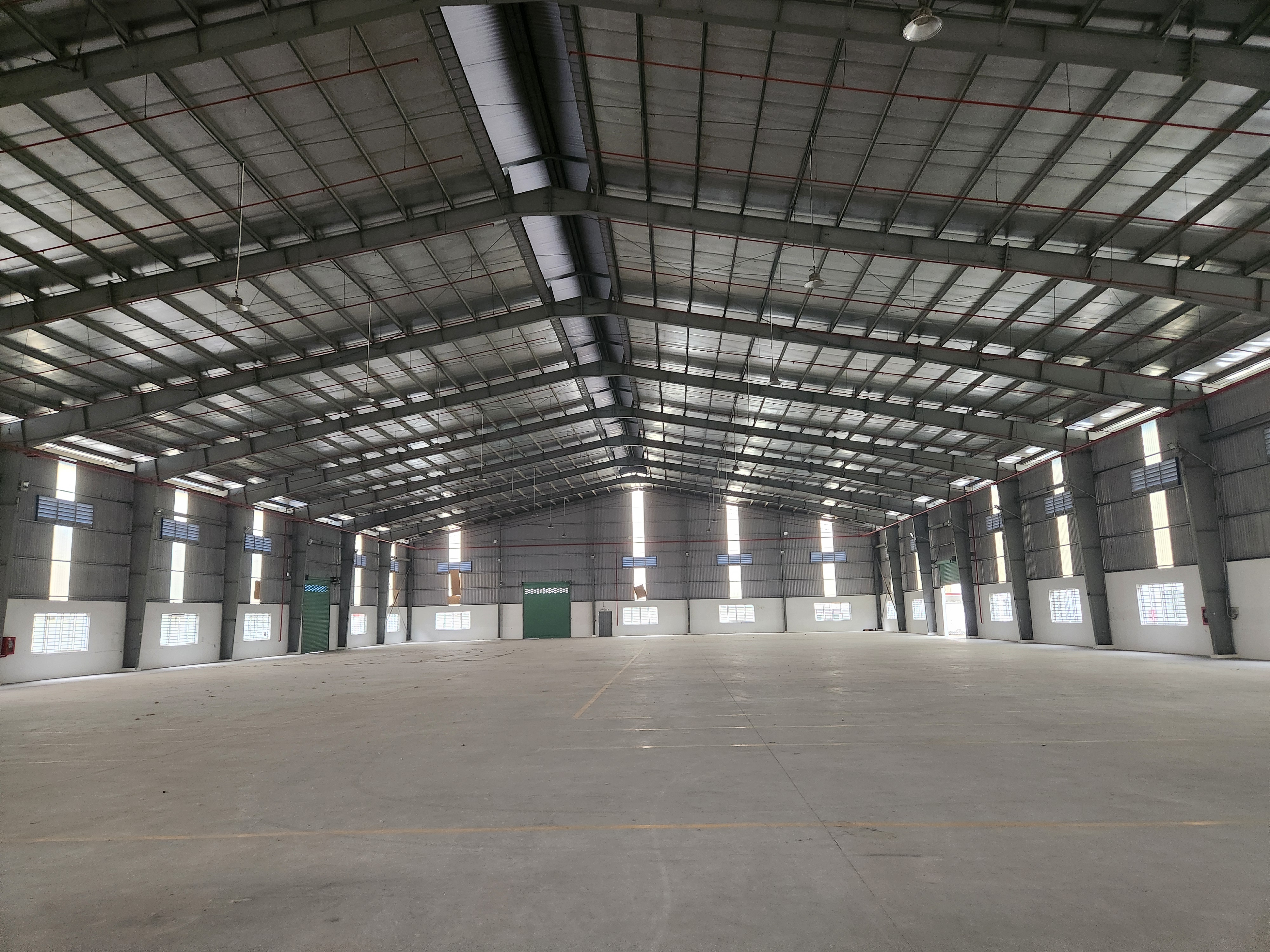 Cho Thuê Kho Xưởng khu CN Đức Hòa, Long An - Diện Tích Khuôn Viên: 10.000m2 - Nhà Xưởng: 6.800m2  - Giá:   3usd/m  - Đt: 0902.113.578  