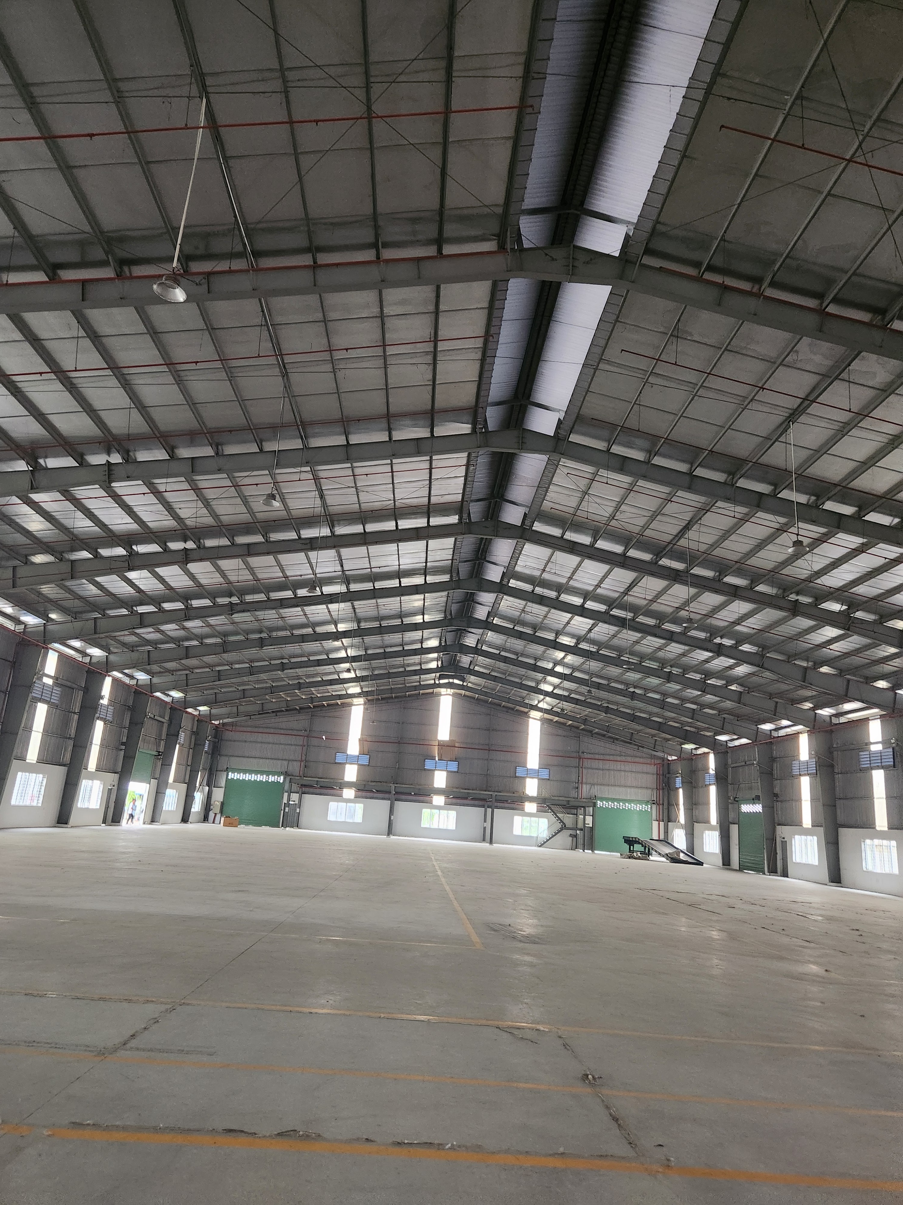 Cho Thuê Kho Xưởng khu CN Đức Hòa, Long An - Diện Tích Khuôn Viên: 10.000m2 - Nhà Xưởng: 6.800m2  - Giá:   3usd/m  - Đt: 0902.113.578  