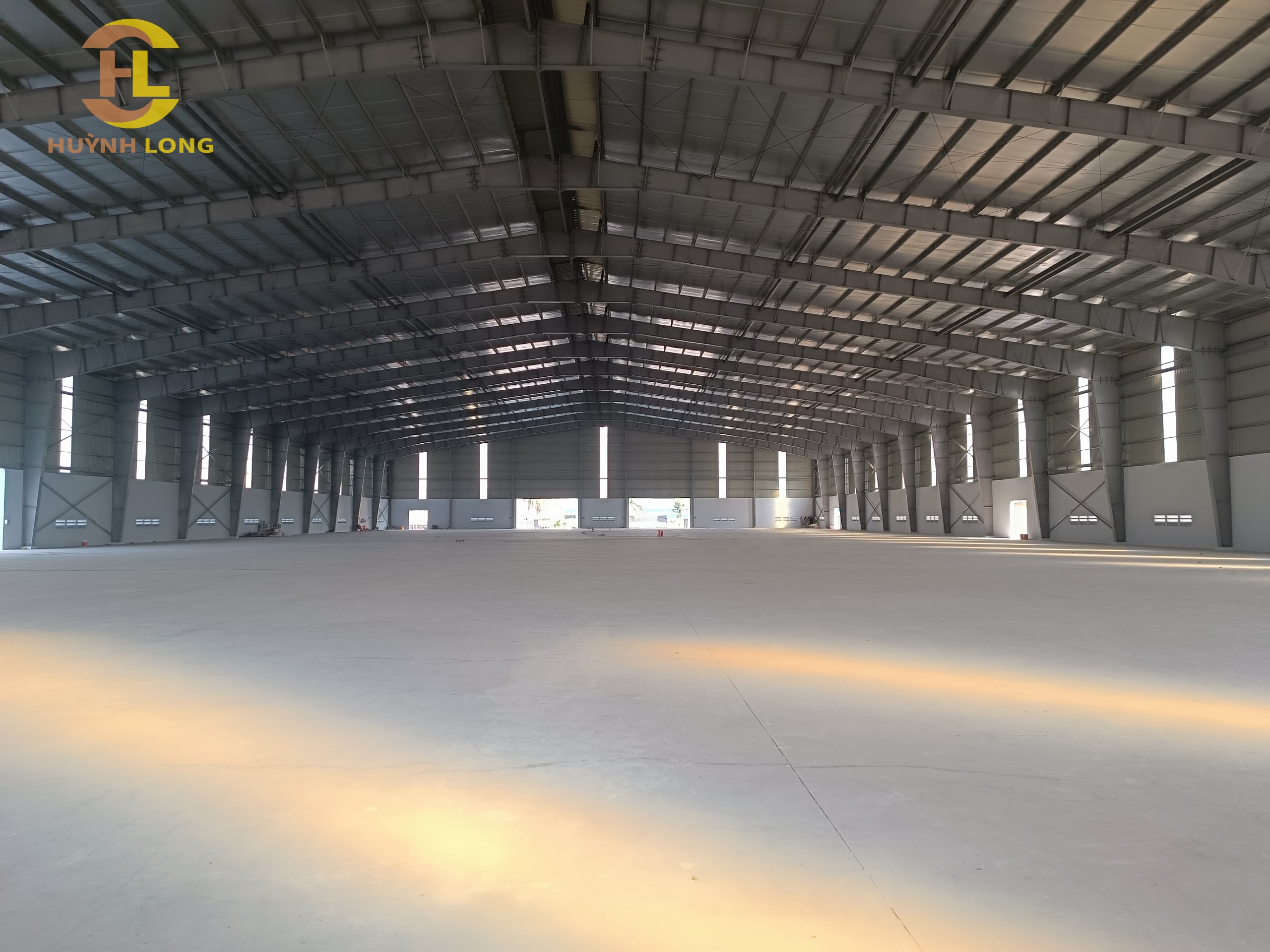 Cho thuê kho trong khu CN Đức Hòa, Long An - Diện tích khuôn viên: 11.000m2 - Diện tích xưởng: 7.000m2 - Giá: 3,5 usd/m -  Đt: 0902.113.578