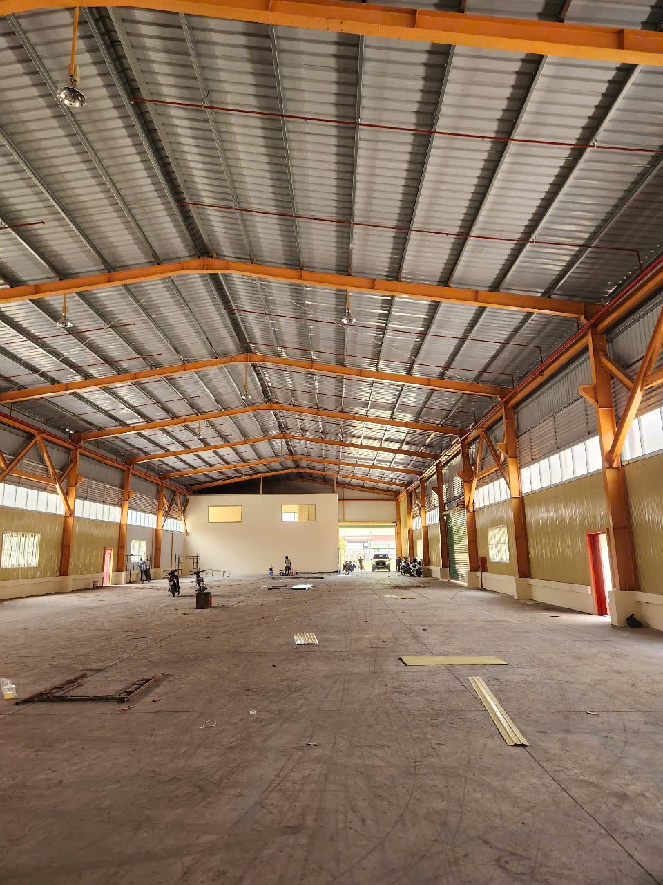 Cho thuê kho xưởng khu CN Bến Lức. Long An. - Diện tích xưởng: 1.800m - Giá: 100 nghìn/m²/xưởng