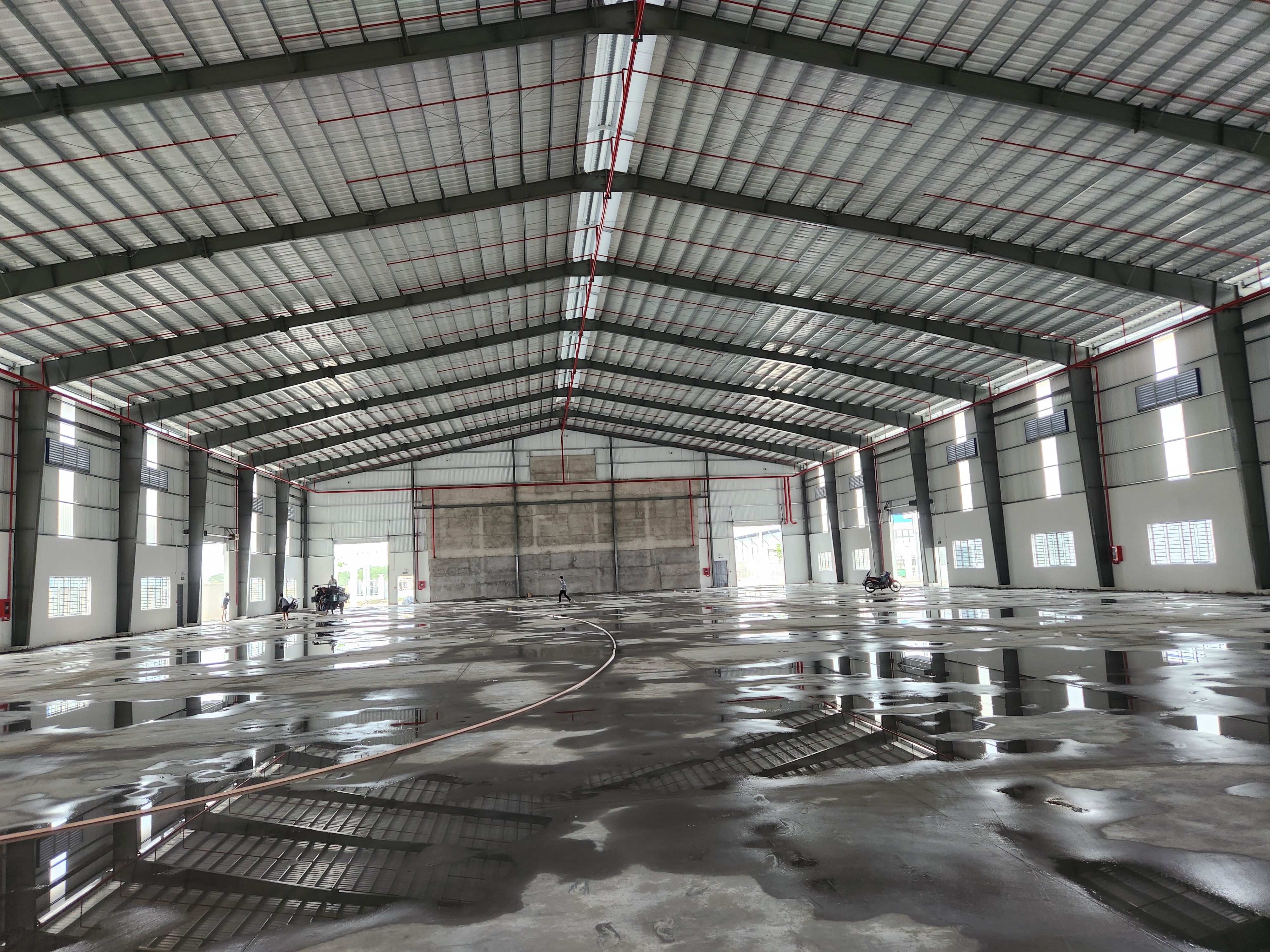 Cho Thuê Kho Xưởng Ngay Bến Lức, Long An.  - Diện tích: 20.000m²  - Giá thuê: Chỉ 950 triệu/tháng  - Hotline: 0902 113 578