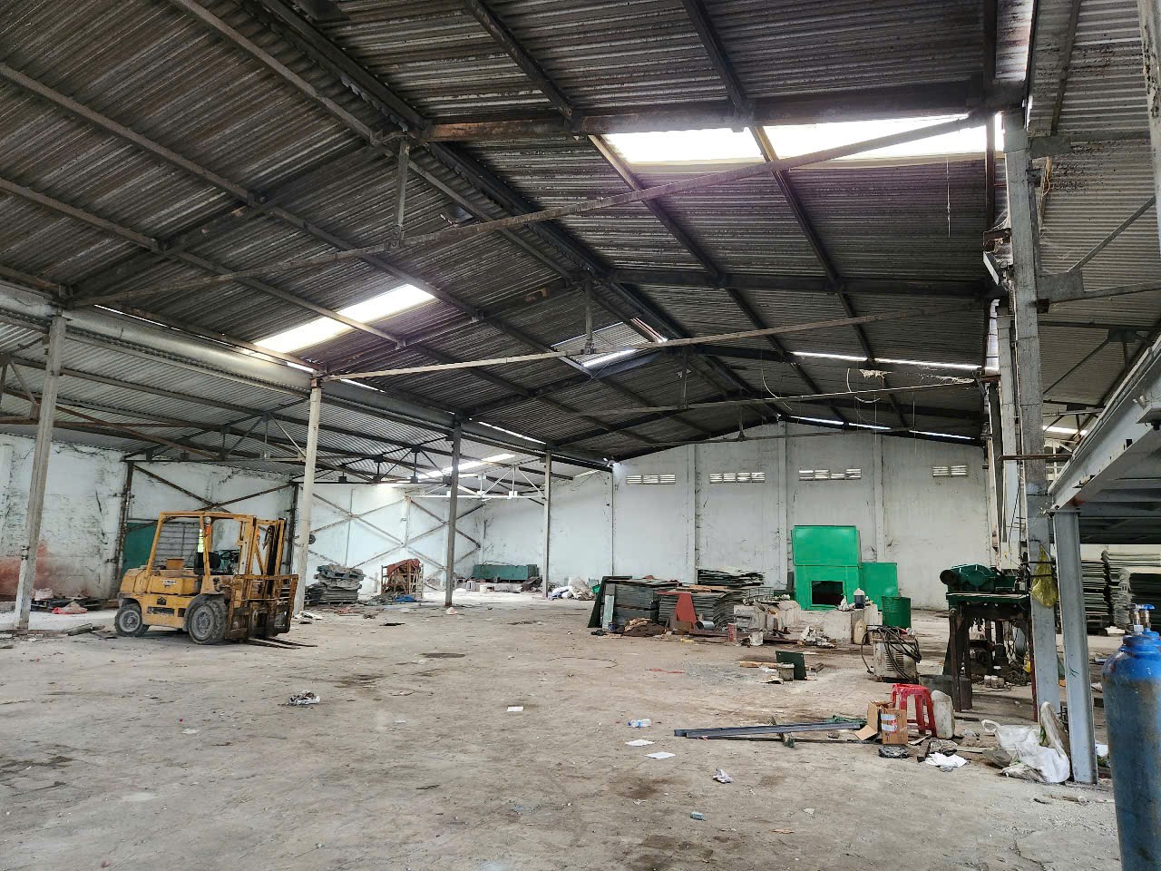 Cho thuê kho xưởng đường Quốc Lộ 1a. Bình Chánh - Diện tích: 1,500m - Giá :  100 triệu/tháng 