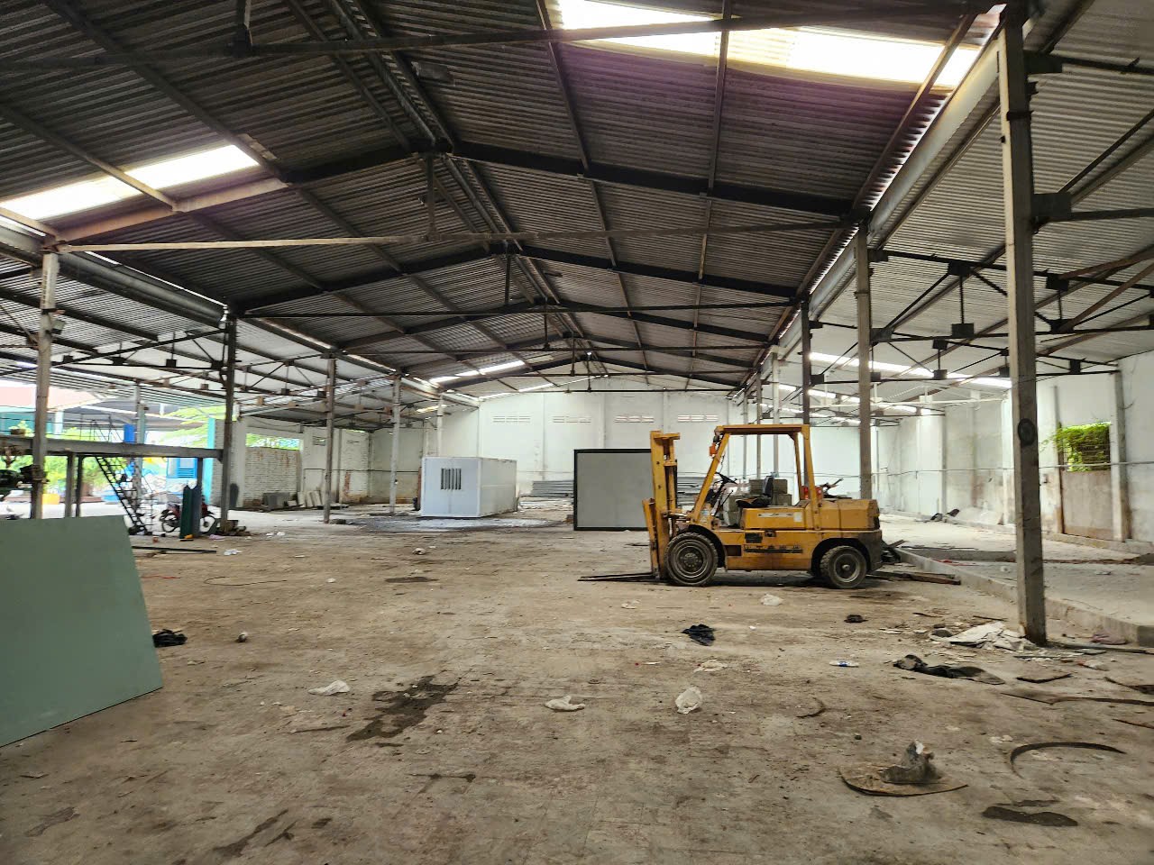 Cho thuê kho xưởng đường Quốc Lộ 1a. Bình Chánh - Diện tích: 1,500m - Giá :  100 triệu/tháng 