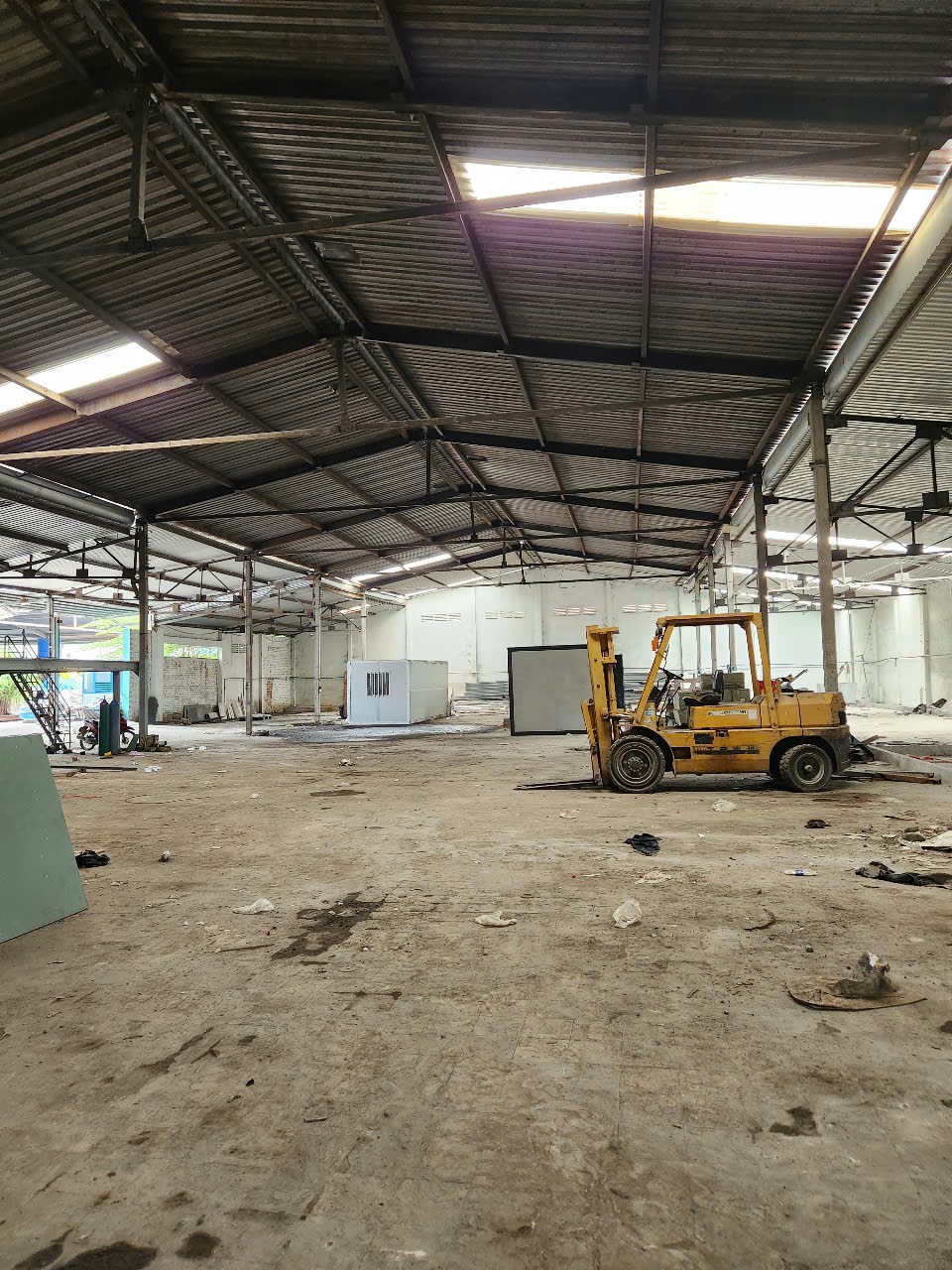 Cho thuê kho xưởng đường Quốc Lộ 1a. Bình Chánh - Diện tích: 1,500m - Giá :  100 triệu/tháng 