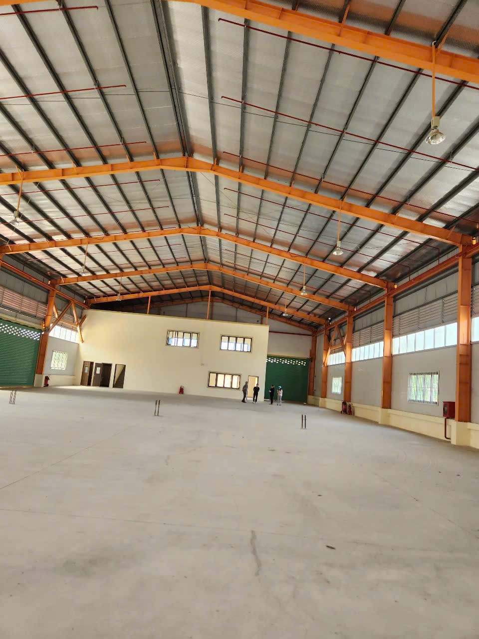 Cho thuê kho xưởng khu CN Bến Lức. Long An. -  Diện tích xưởng: 1.200m - Văn phòng: 228m - Giá: 100 nghìn/m².