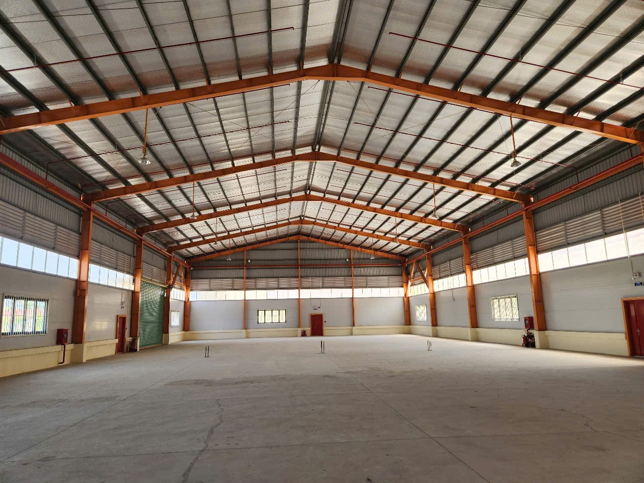 Cho thuê kho xưởng khu CN Bến Lức. Long An. -  Diện tích xưởng: 1.200m - Văn phòng: 228m - Giá: 100 nghìn/m².