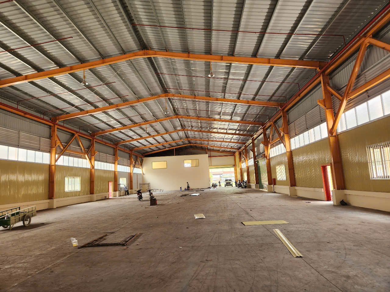Cho thuê kho xưởng khu CN Bến Lức. Long An. - Diện tích xưởng: 1.800m - Giá: 100 nghìn/m²/xưởng