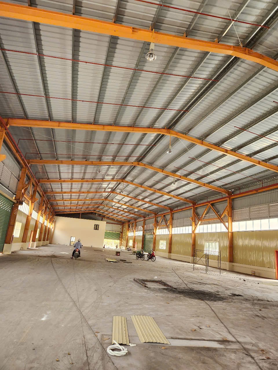 Cho thuê kho xưởng khu CN Bến Lức. Long An. - Diện tích xưởng: 1.800m - Giá: 100 nghìn/m²/xưởng