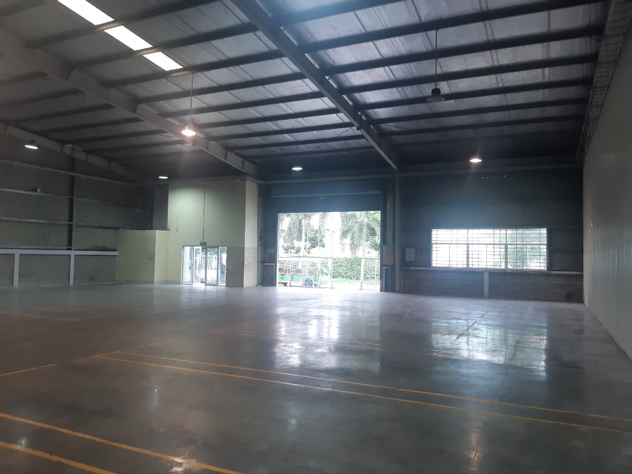 Cho thuê kho xưởng ngay. Bến Lức. Long An ( Tây Ninh ) - khuôn viên: 1.500m - Xưởng : 1.100m2 - Mái cao 8/10 m - Giá 100 triệu/tháng 