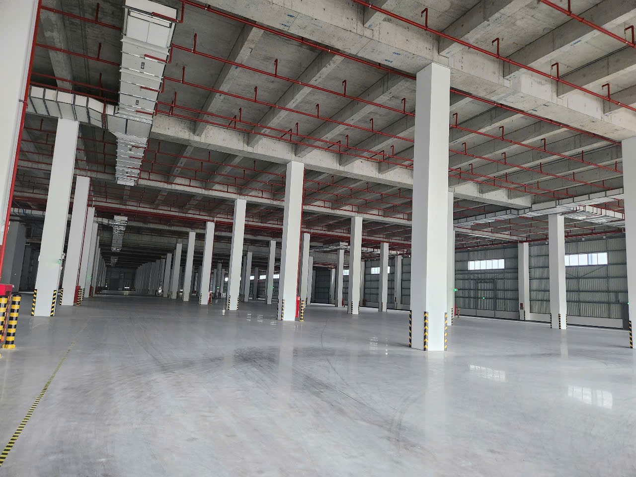 Cho thuê kho xưởng ngay. Bến Lức. Long An ( Tây Ninh ) - khuôn viên: 1.500m - Xưởng : 1.100m2 - Mái cao 8/10 m - Giá 100 triệu/tháng 