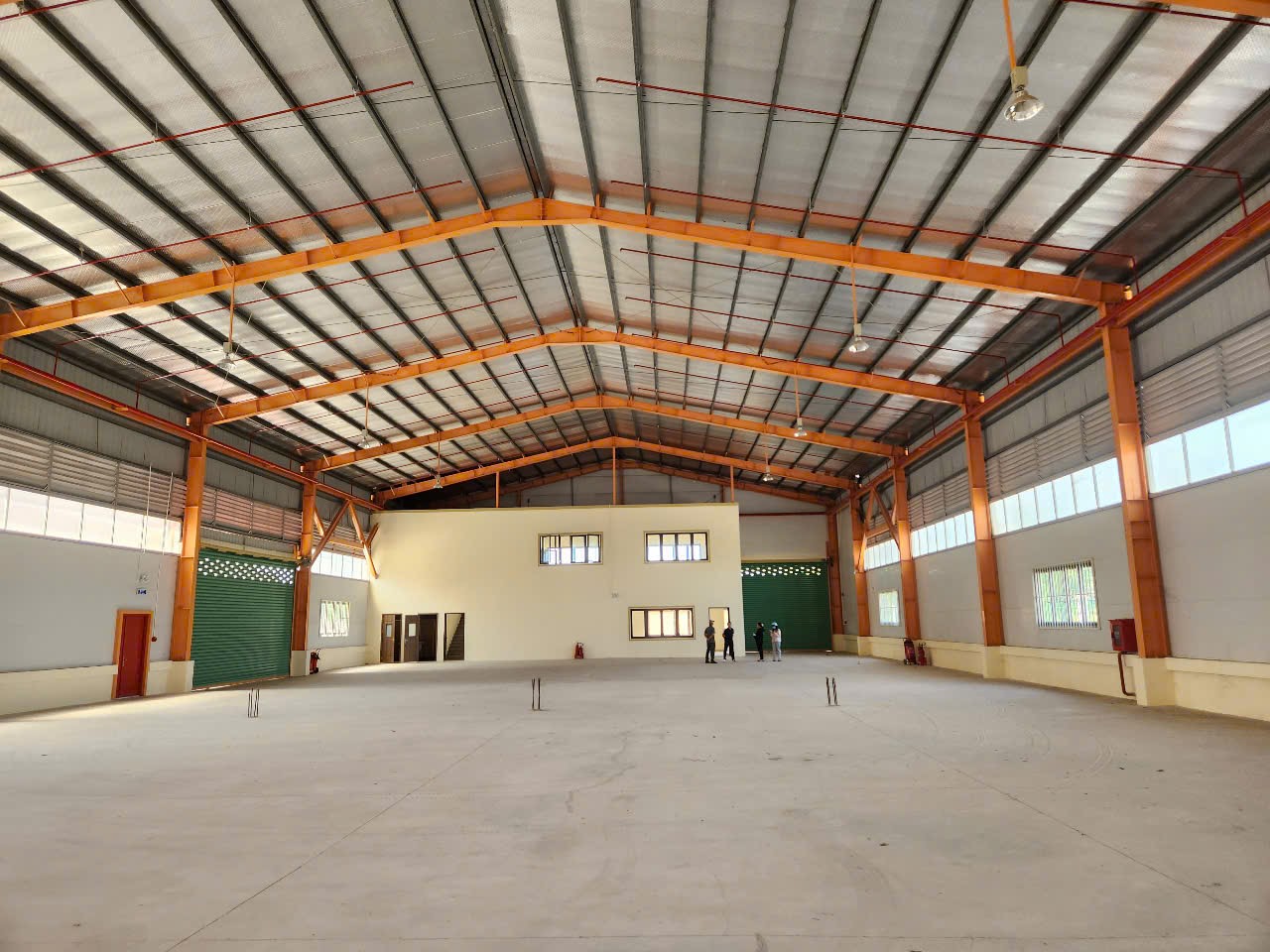 Cho thuê kho xưởng khu CN Bến Lức. Long An. -  Diện tích xưởng: 1.200m - Văn phòng: 228m - Giá: 100 nghìn/m².