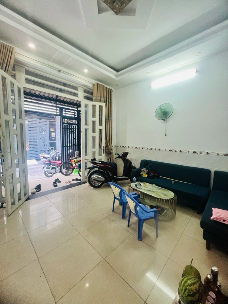 Nhà đường Lê Văn Quới, Bình Tân - Diện Tích: 5 * 13 - kết cấu: 1 trệt, 2 Tầng, sân thượng, 4 phòng ngủ. - Hướng Tây - Giá :  5,9 tỷ - Đường 6m - Liên hệ: 0902.113.578. Ms: 330