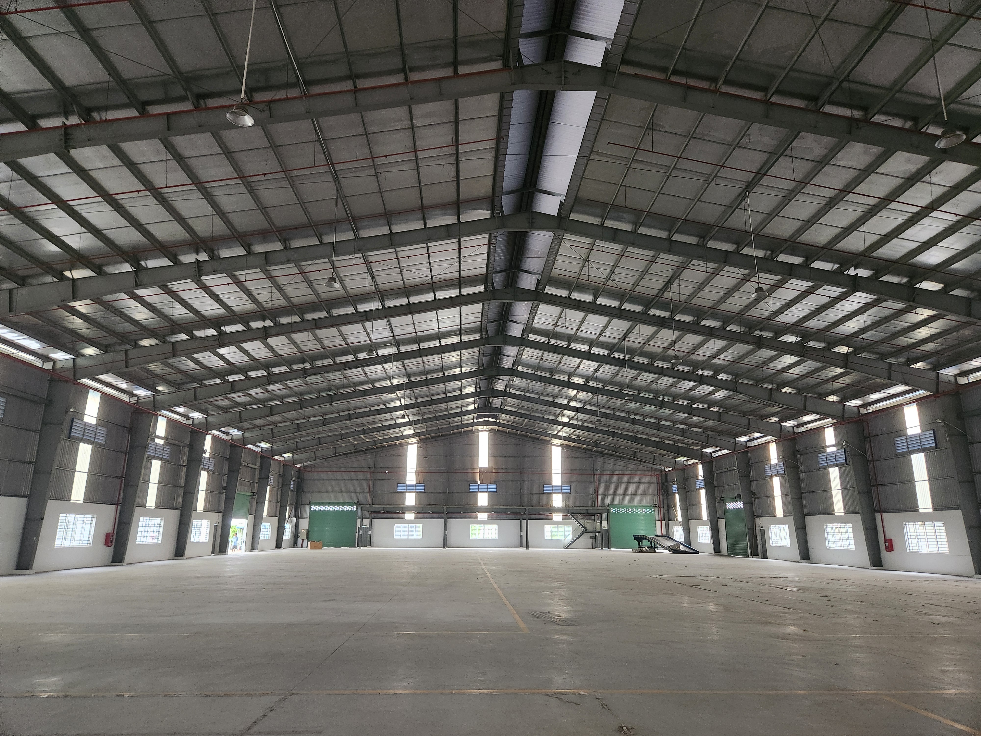 Cho Thuê Kho Xưởng khu CN Đức Hòa, Long An - Diện Tích Khuôn Viên: 10.000m2 - Nhà Xưởng: 6.800m2  - Giá:   3usd/m  - Đt: 0902.113.578  