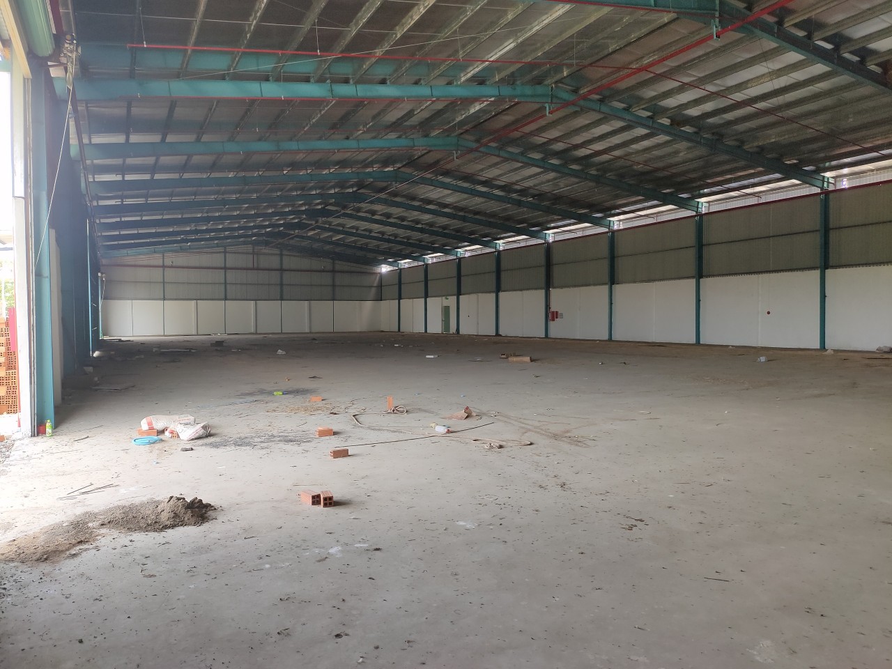     Cho thuê kho xưởng Cần Giuộc, Long An -Diện tích Xưởng: 1850 m2 -Diện tích khuôn viên: 4000 m2 - Giá: 100 triệu/tháng - Liên hệ 0902.113.578 