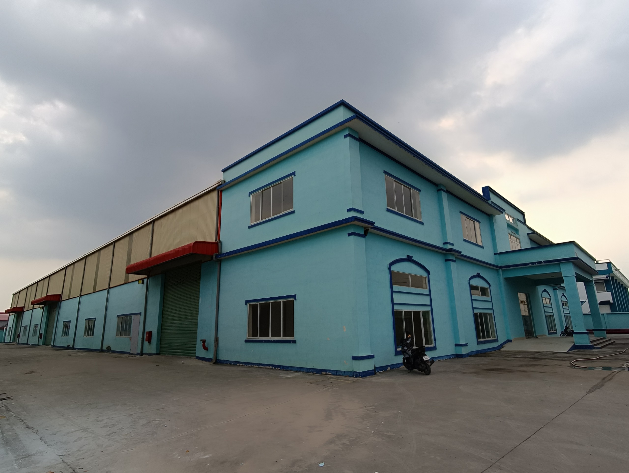    Cho thuê kho xưởng KCN Hải Sơn, Đức Hoà, Long An - Diện tích xưởng: 3028m2 - Diện tích VP: 660 m2 - Giá: 80k/m2/ tháng/ xưởng ;90k/m2/tháng/ văn phòng -Liên hệ 0902.113.578