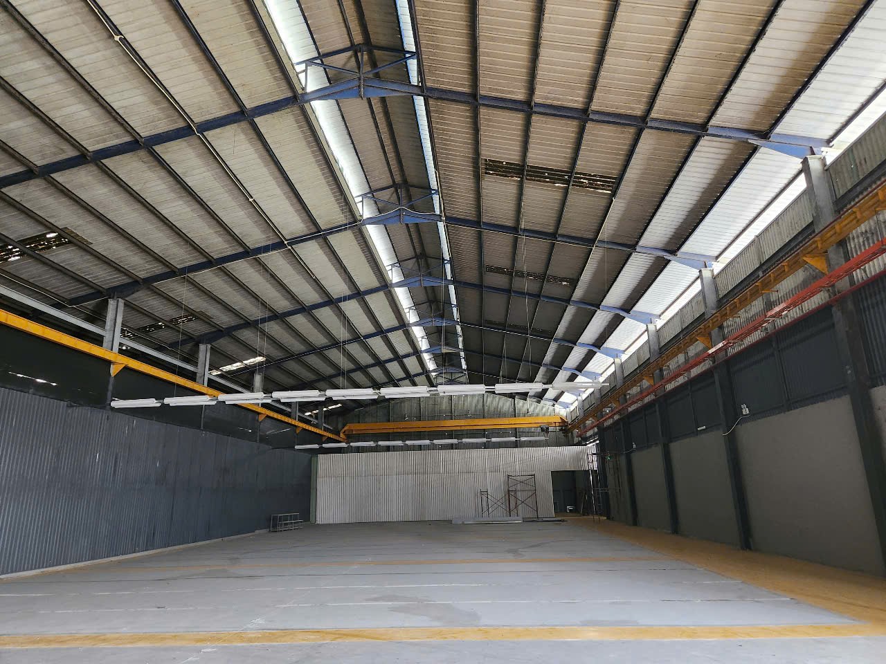 Cho thuê kho xưởng đường Nguyễn Cửu Phú. Bình Chánh. - Xưởng: 1.200m - gía 90 triệu/tháng