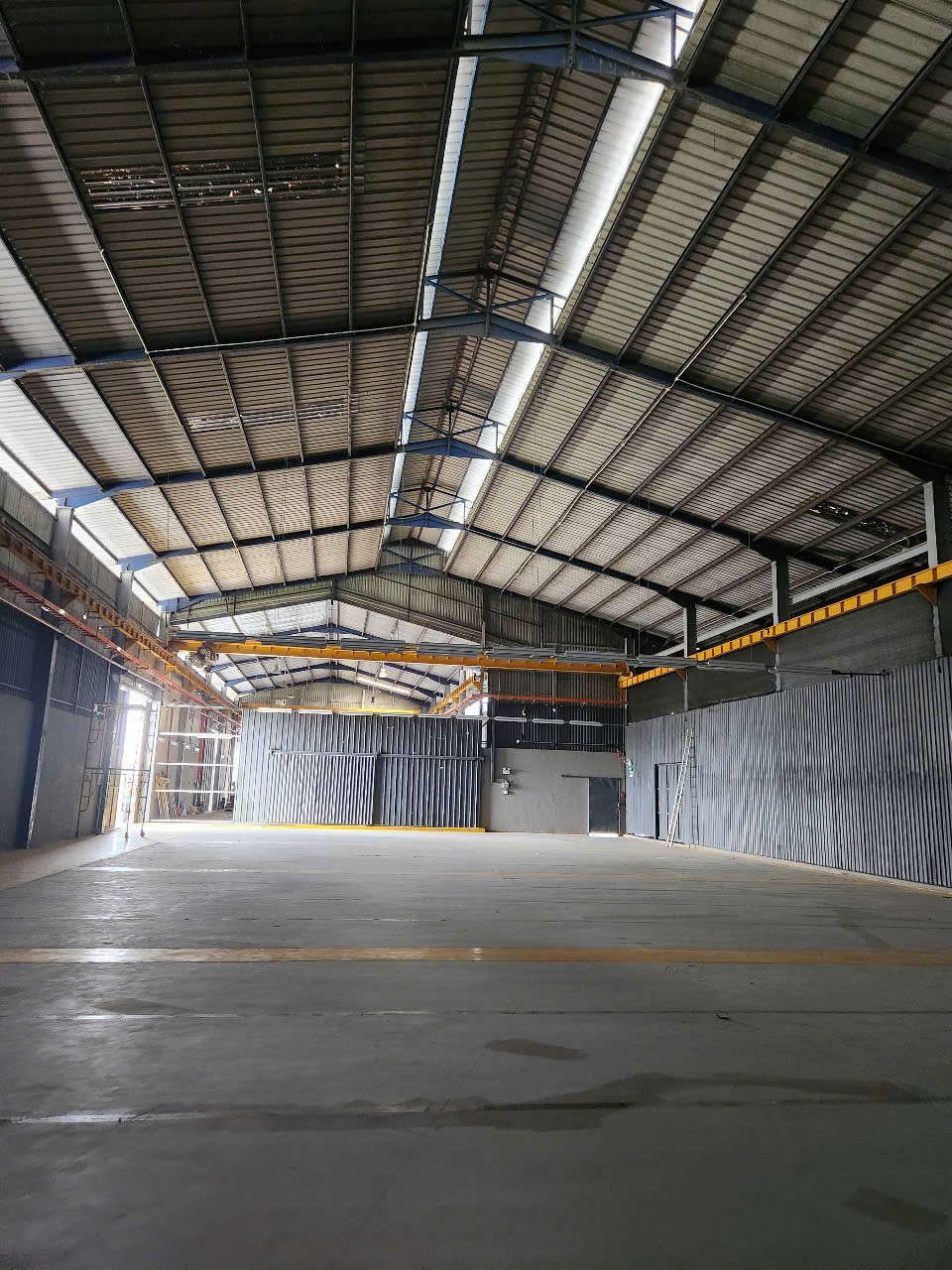 Cho thuê kho xưởng đường Nguyễn Cửu Phú. Bình Chánh. - Xưởng: 1.200m - gía 90 triệu/tháng