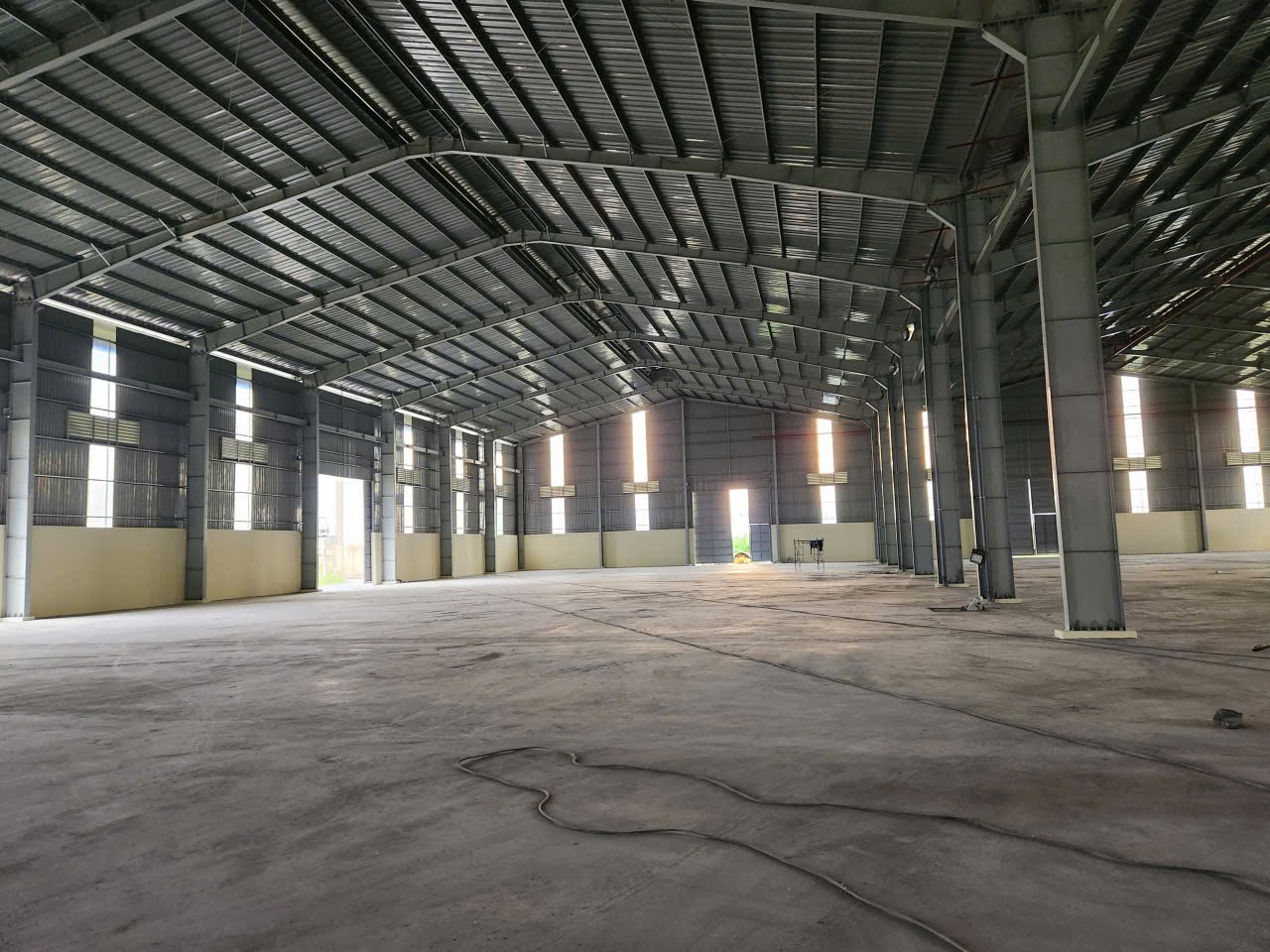 Cần chuyển nhượng nhà xưởng khu CN Bến Lức Tổng diện tích: 7.500. Nhà xưởng:  4.000m2