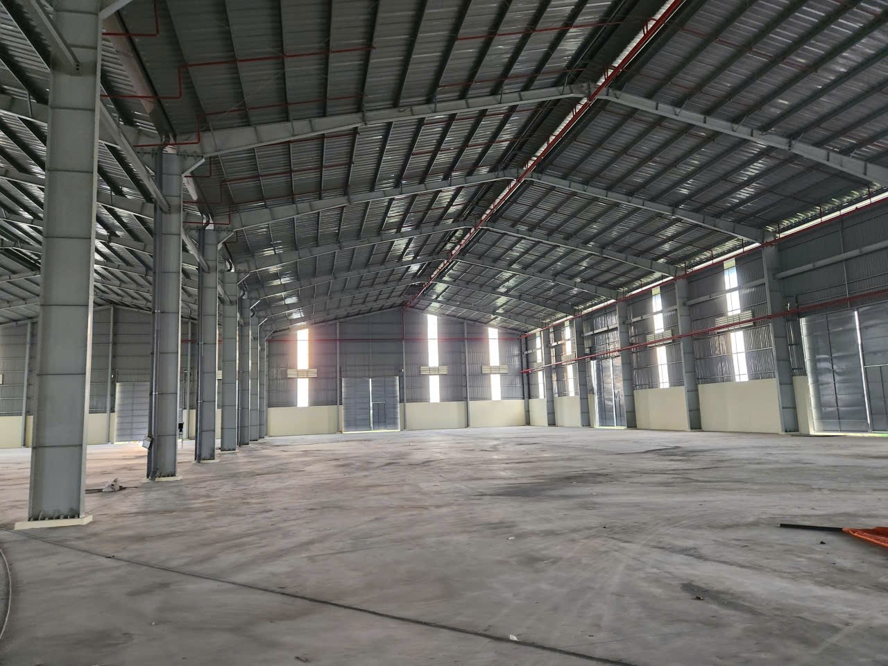 Cần chuyển nhượng nhà xưởng khu CN Bến Lức Tổng diện tích: 7.500. Nhà xưởng:  4.000m2