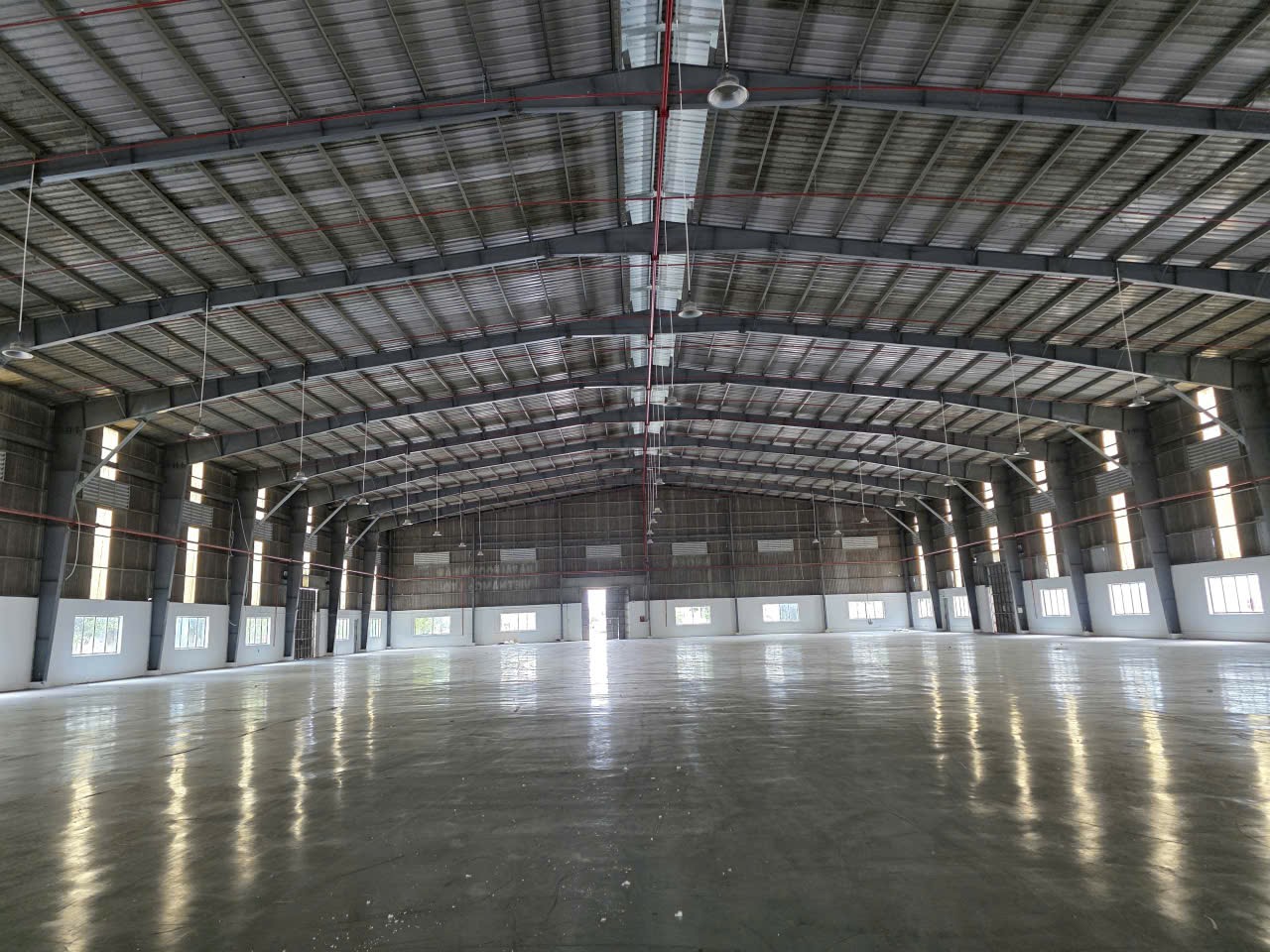 Bán xưởng trong khu CN, Đức Hòa, Tây Ninh ( Long An) - khuôn viên: 30.000m - Giá 240 tỷ (thương lượng)