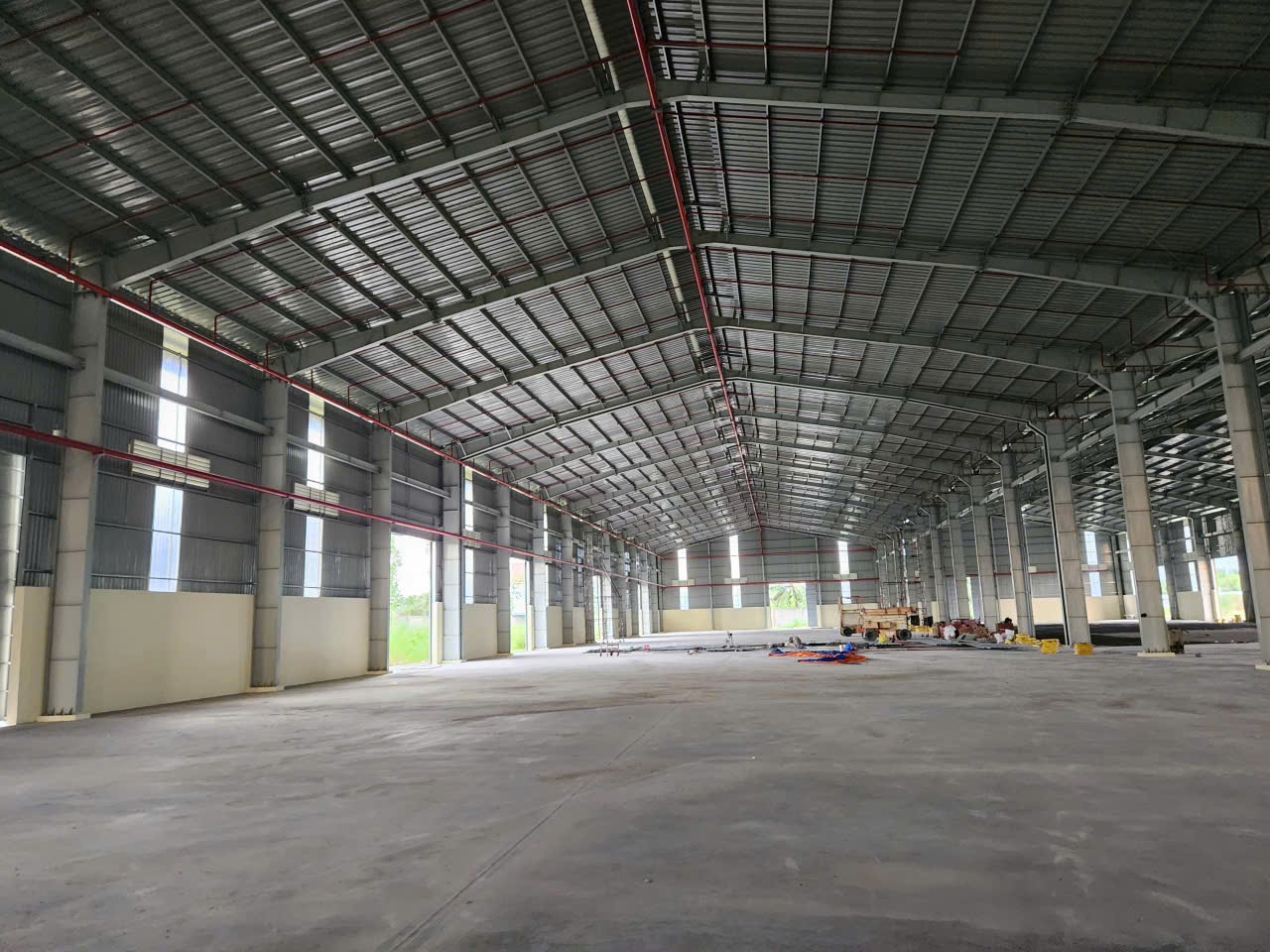 Cần chuyển nhượng nhà xưởng khu CN Bến Lức Tổng diện tích: 7.500. Nhà xưởng:  4.000m2