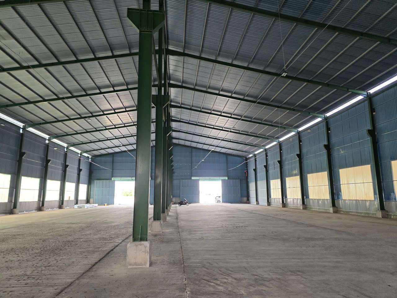 Cho thuê kho xưởng đường Quốc Lộ 1a.  Bến Lức. Long An ( Tây Ninh)  - Nhà Xưởng: 2.000m  - Giá 130 triệu/tháng